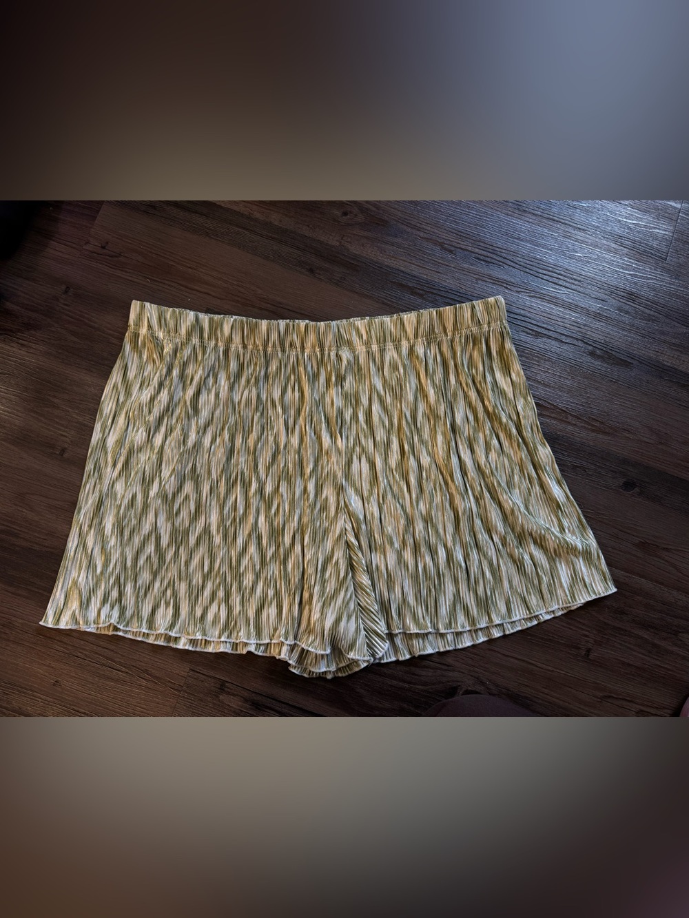 Green pleated flowy loose shorts